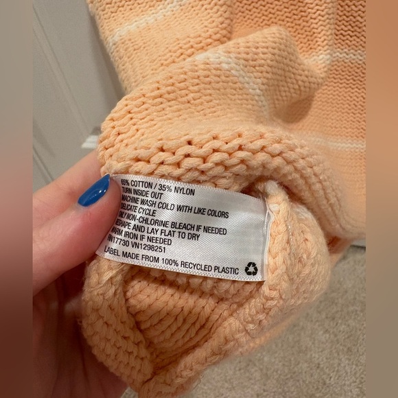 Peachy Colored Sleeveless Sweater Oversized Fit - Picture 3 of 4